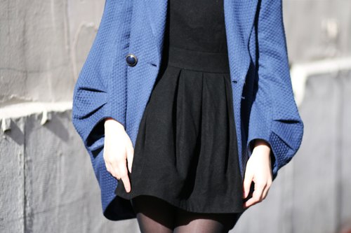 April coat manteau bleu robe noire – Le Blog de Betty