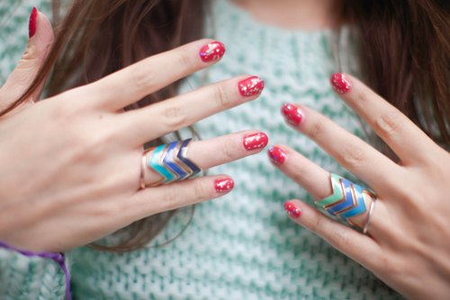 Bagues vernis rouge pull menthe – Le Blog de Betty