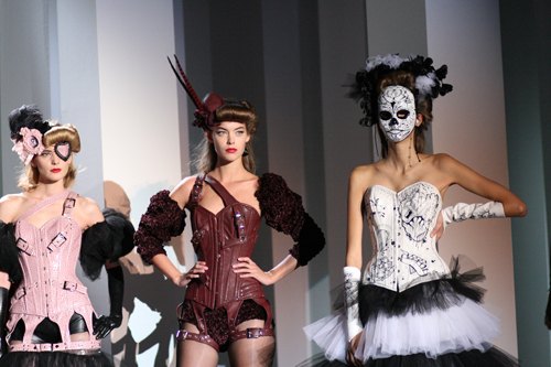 Barcelone defile corsets tete de mort – Le Blog de Betty