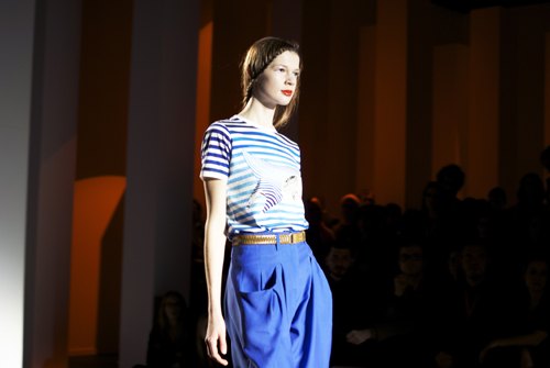 Barcelone defile marin pantalon bleu – Le Blog de Betty