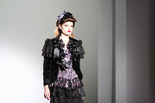 Barcelone defile veste noire volants – Le Blog de Betty