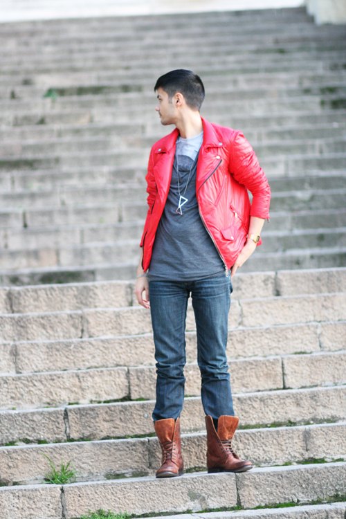 Barcelone homme veste rouge escaliers – Le Blog de Betty
