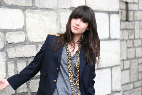 Blazer marine chaine doree mur – Le Blog de Betty