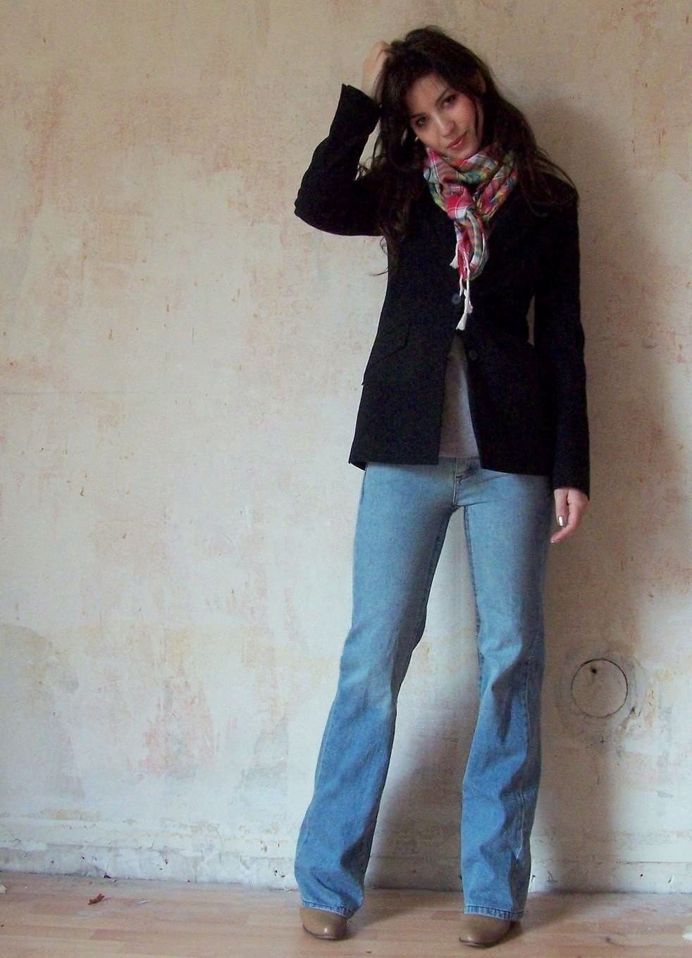 Blazer noir jean flare pose – Le Blog de Betty