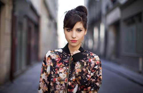 Bomber fleuri portrait chignon – Le Blog de Betty