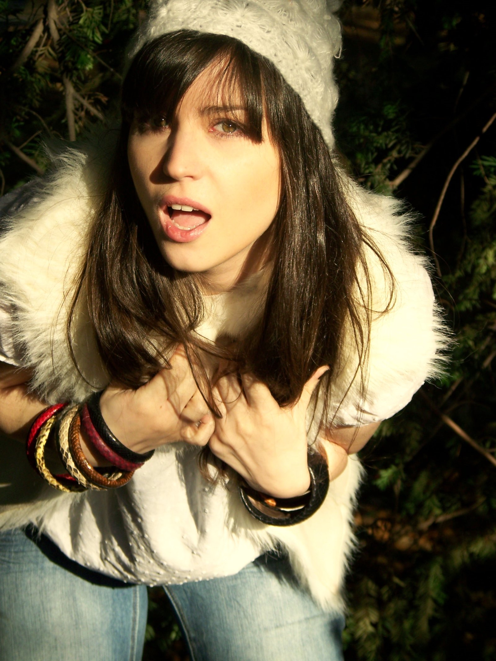 Bonnet blanc gilet fourrure bracelets – Le Blog de Betty