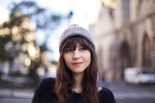 Bonnet gris portrait sourire – Le Blog de Betty
