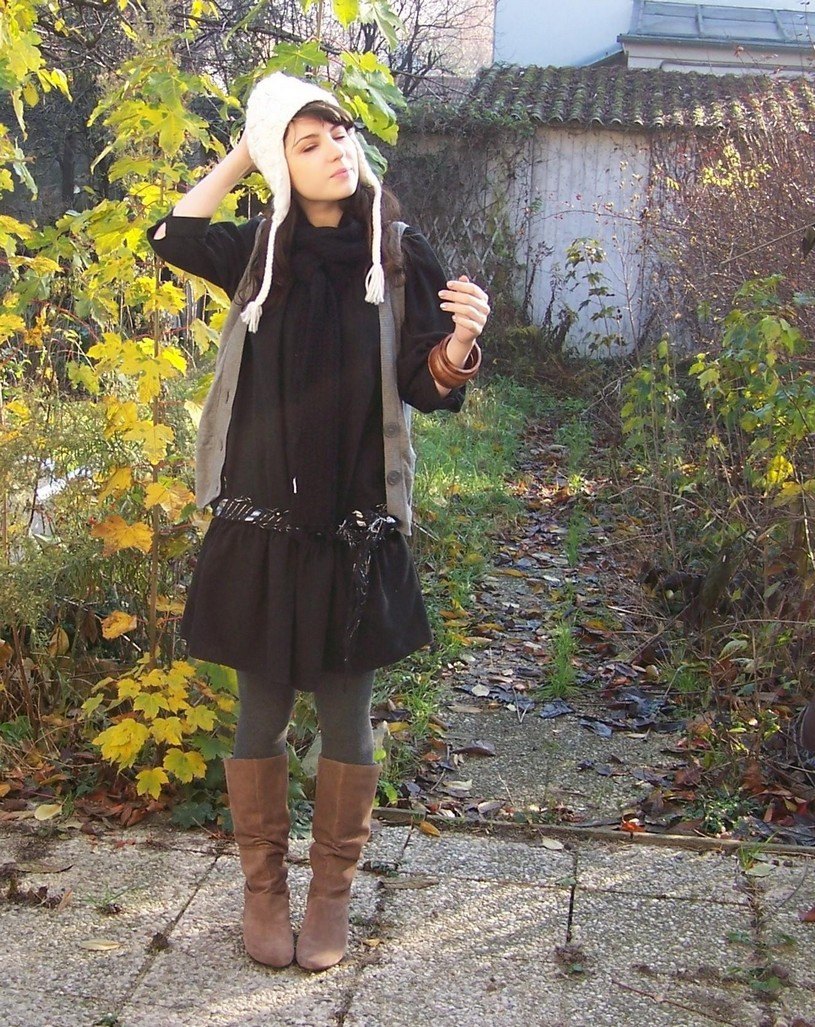 Bonnet peruvien robe noire bottes – Le Blog de Betty