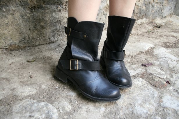 Boots motardes noires cuir – Le Blog de Betty