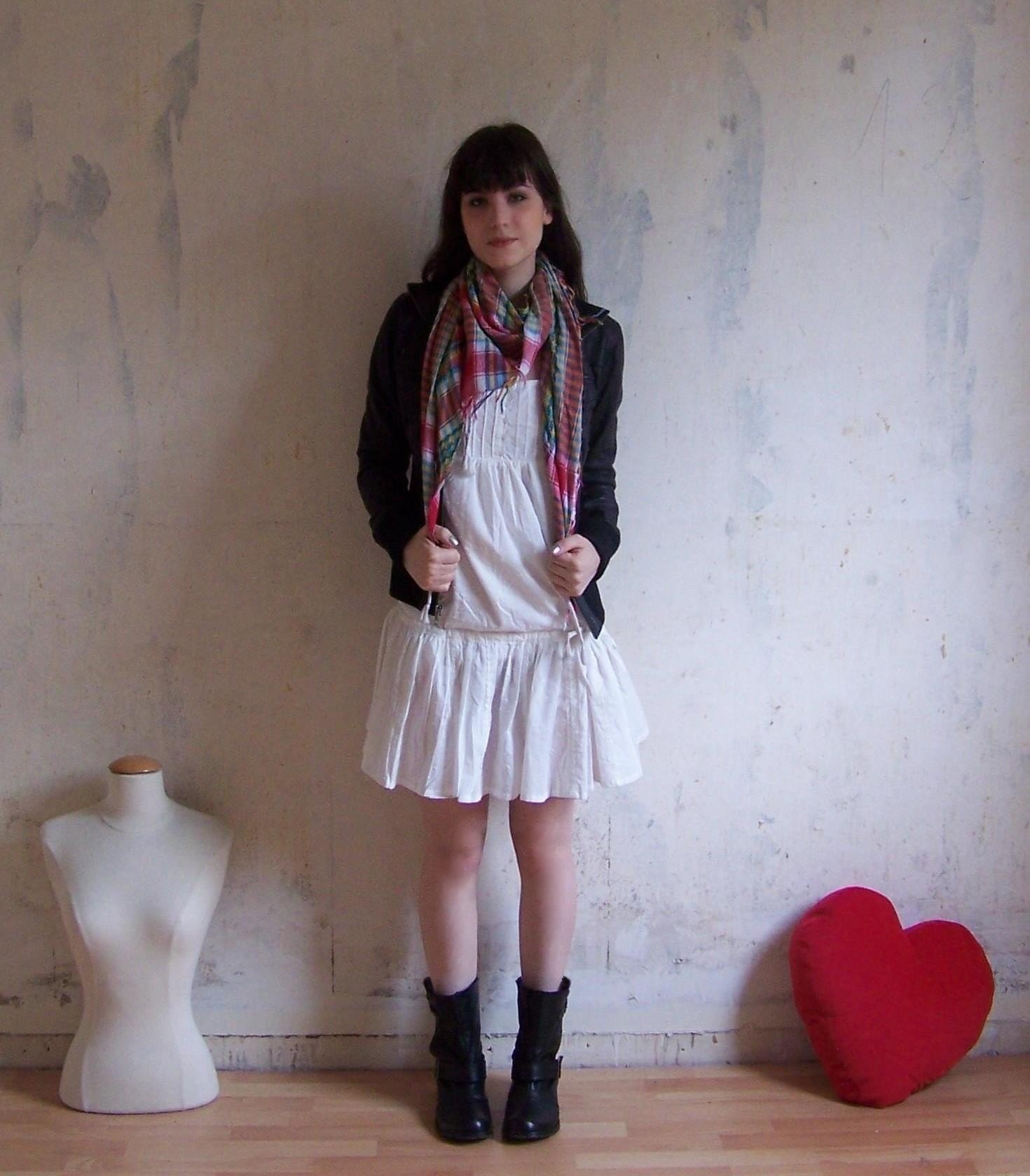 Boots motardes robe blanche gilet noir – Le Blog de Betty