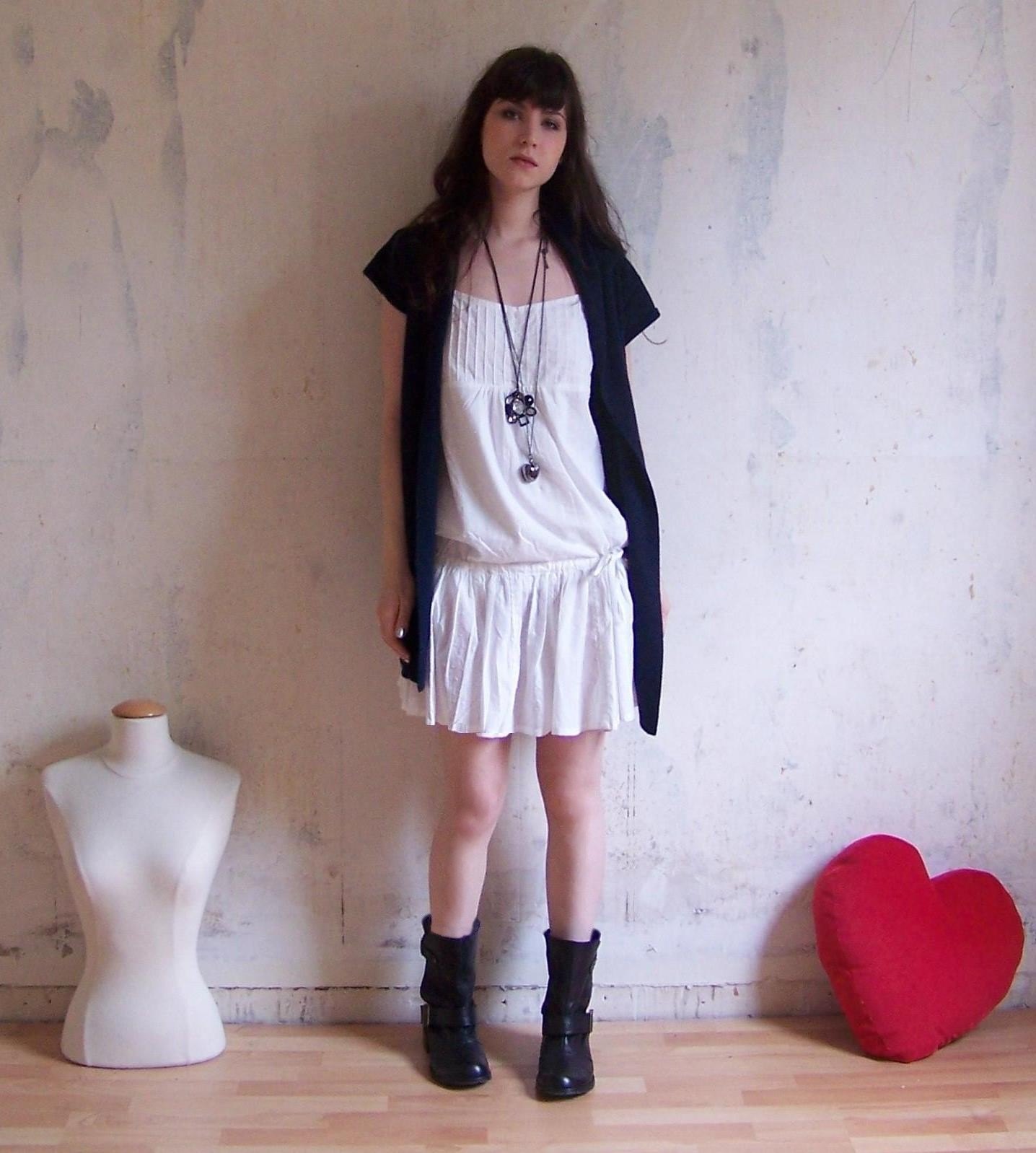 Boots motardes robe blanche sautoir – Le Blog de Betty
