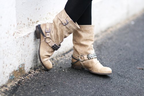 Bottes beiges cloutees mur – Le Blog de Betty