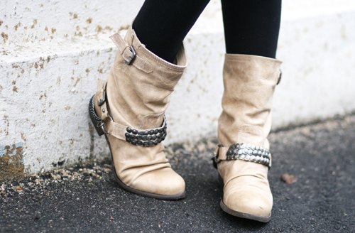 Bottes beiges cloutees – Le Blog de Betty