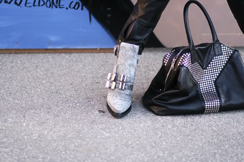 Bottines argentees sac noir – Le Blog de Betty