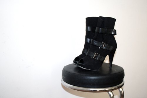 Bottines boucles sur tabouret – Le Blog de Betty
