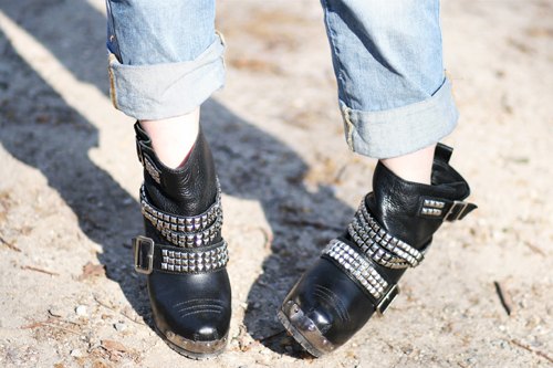 Bottines cloutees boucles jean retrousse – Le Blog de Betty