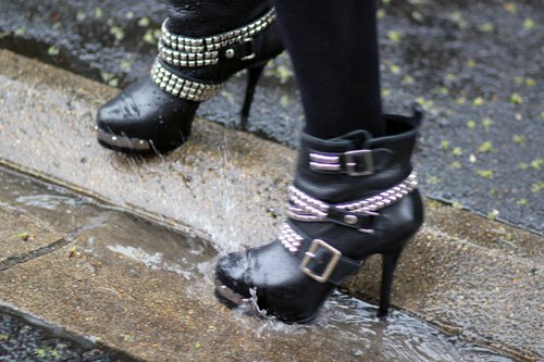 Bottines cloutees boucles pluie – Le Blog de Betty