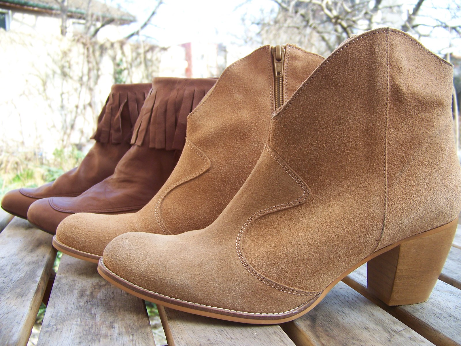 Bottines daim camel franges – Le Blog de Betty