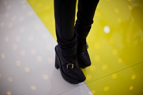 Bottines noires sol jaune – Le Blog de Betty