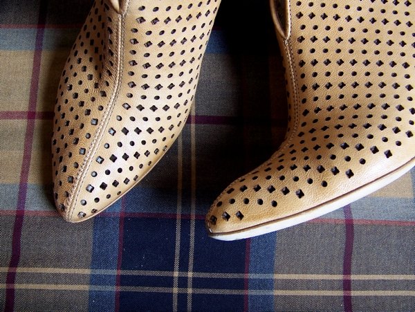 Bottines perforees plaid ecossais – Le Blog de Betty