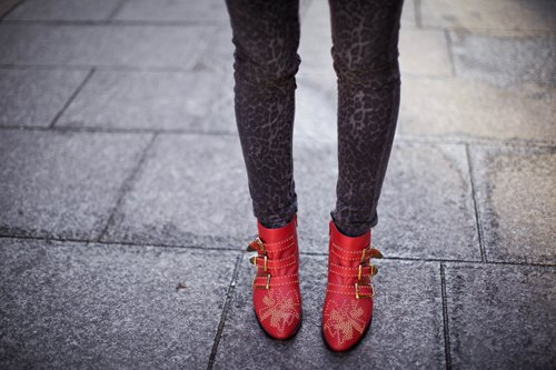 Bottines rouges brodees collants – Le Blog de Betty