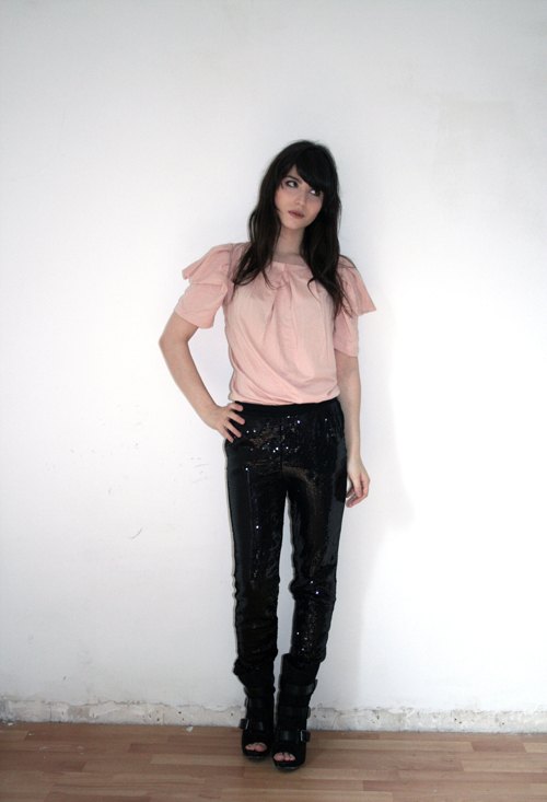 Box of chocolates top rose pantalon cuir – Le Blog de Betty
