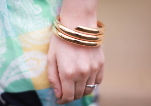 Bracelets joncs dores – Le Blog de Betty