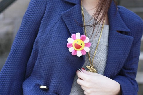 Broche fleur murakami manteau bleu – Le Blog de Betty