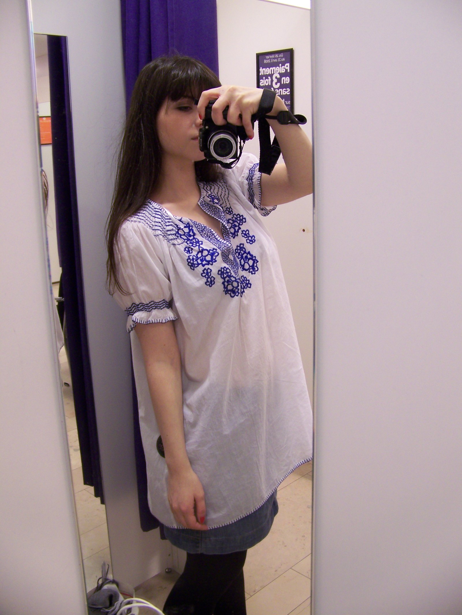 Cabine essayage tunique brodee bleue – Le Blog de Betty