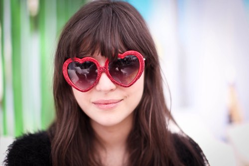 Cannes lunettes coeur rouges portrait – Le Blog de Betty
