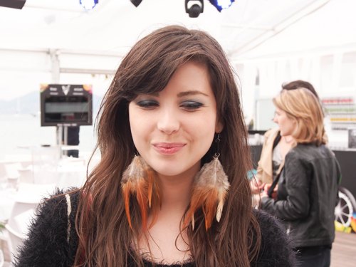 Cannes portrait boucles oreilles plumes – Le Blog de Betty