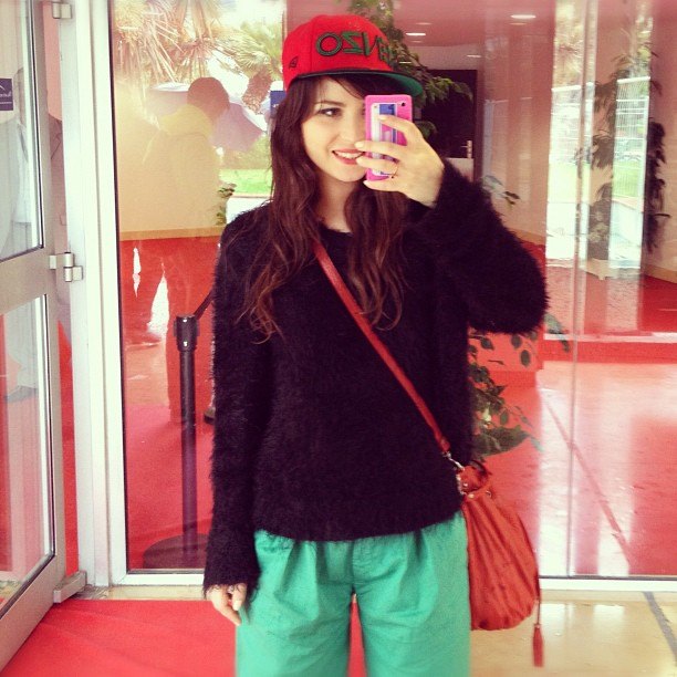 Cannes selfie casquette rouge pantalon vert – Le Blog de Betty