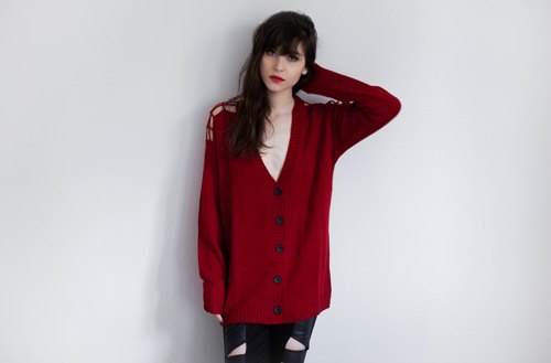 Cardigan rouge portrait – Le Blog de Betty