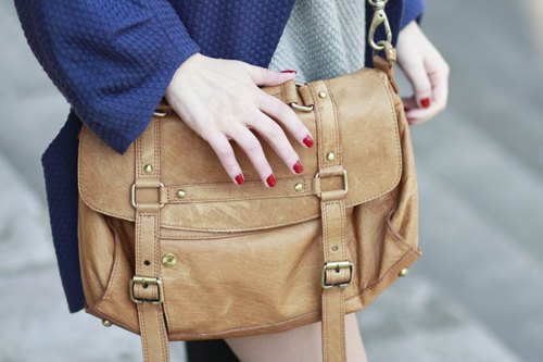 Cartable camel manteau bleu – Le Blog de Betty