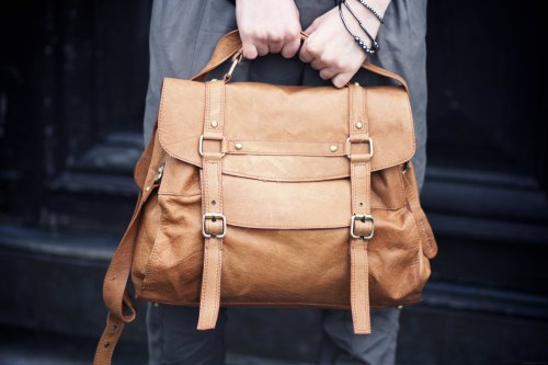 Cartable cuir camel mains – Le Blog de Betty