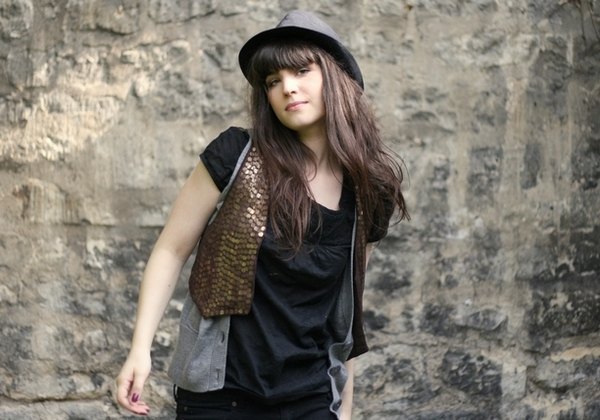Chapeau gilet sequins tshirt noir – Le Blog de Betty