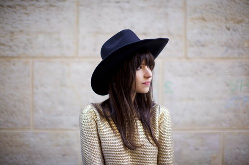 Chapeau noir pull dore portrait – Le Blog de Betty