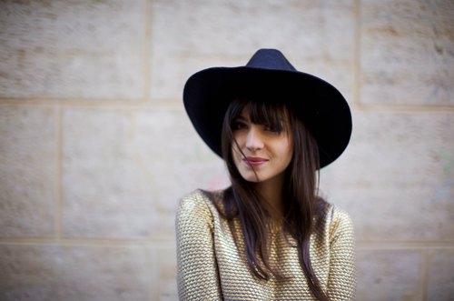 Chapeau noir pull dore sourire – Le Blog de Betty