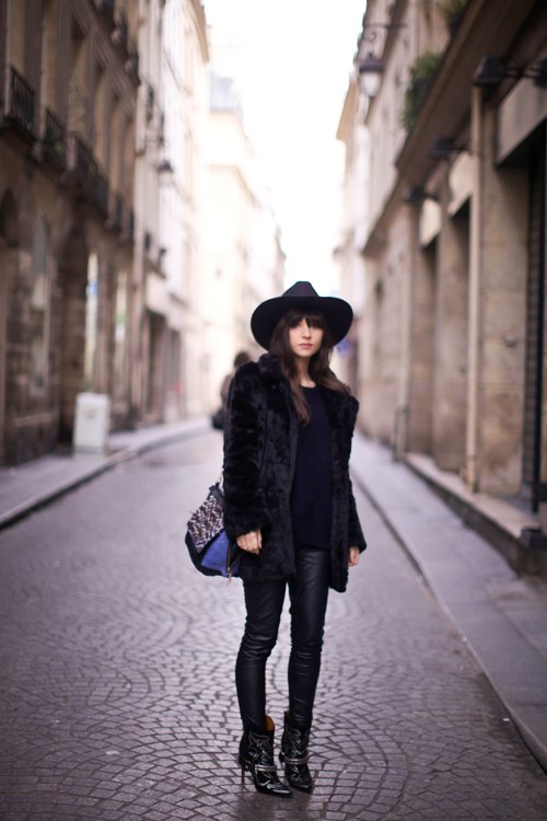 Chapeau noir veste fourrure ruelle – Le Blog de Betty