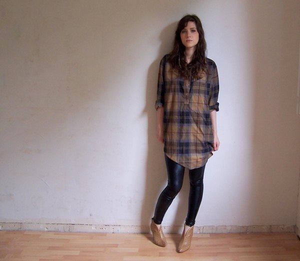 Chemise carreaux legging bottines perforees – Le Blog de Betty