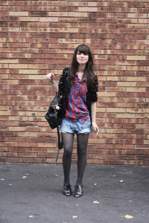 Chemise carreaux short jean mur briques – Le Blog de Betty