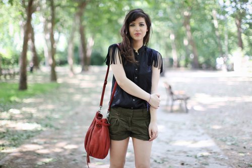 Chemise franges short kaki sac rouge – Le Blog de Betty