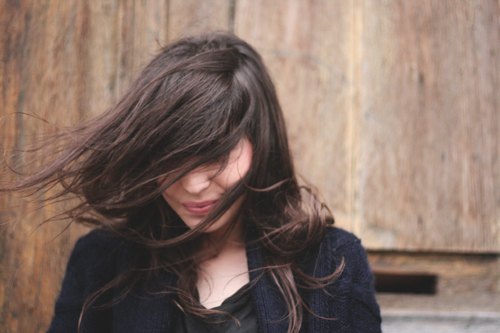 Cheveux au vent manteau noir – Le Blog de Betty