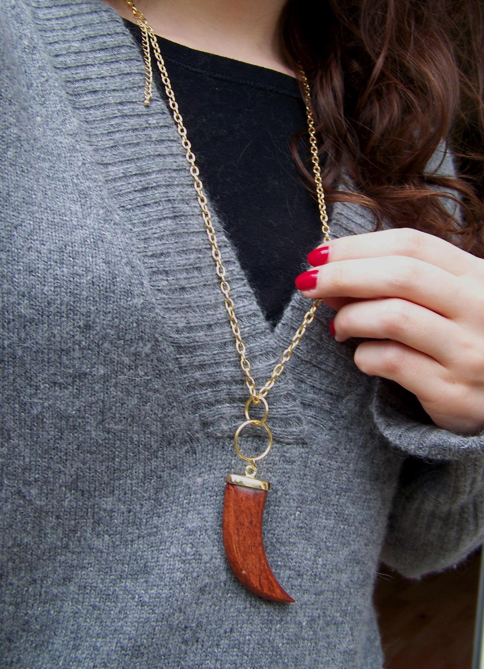 Collier corne pull gris – Le Blog de Betty