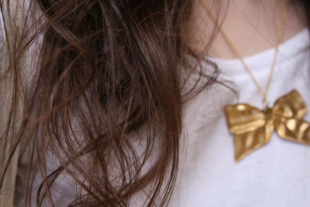 Collier noeud dore tshirt blanc – Le Blog de Betty
