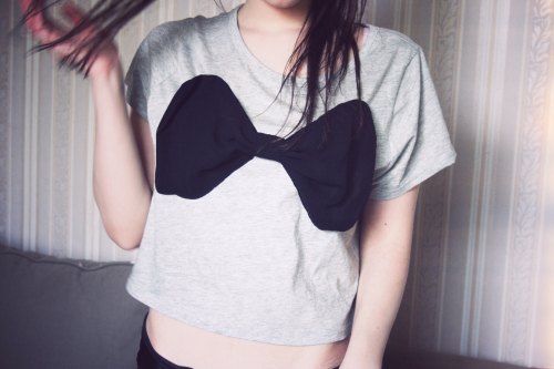 Crop top gris noeud noir – Le Blog de Betty