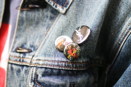 Detail badges veste en jean – Le Blog de Betty