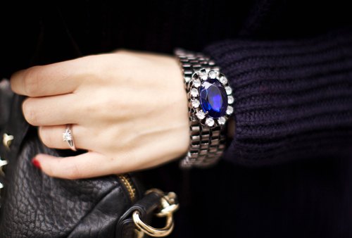 Detail bague bleue pull marine – Le Blog de Betty