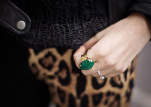 Detail bague verte pantalon leopard – Le Blog de Betty