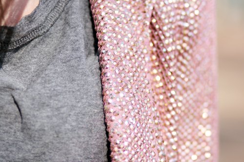 Detail blazer rose paillettes – Le Blog de Betty